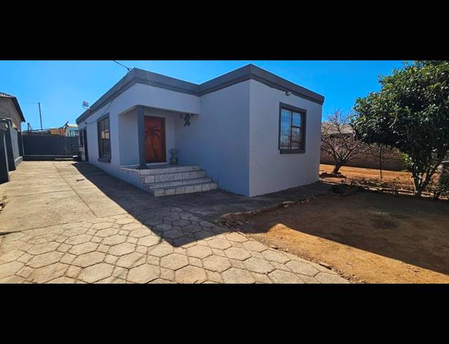 3 BEDROOM HOUSE FOR SALE IN LOTUS GARDENS